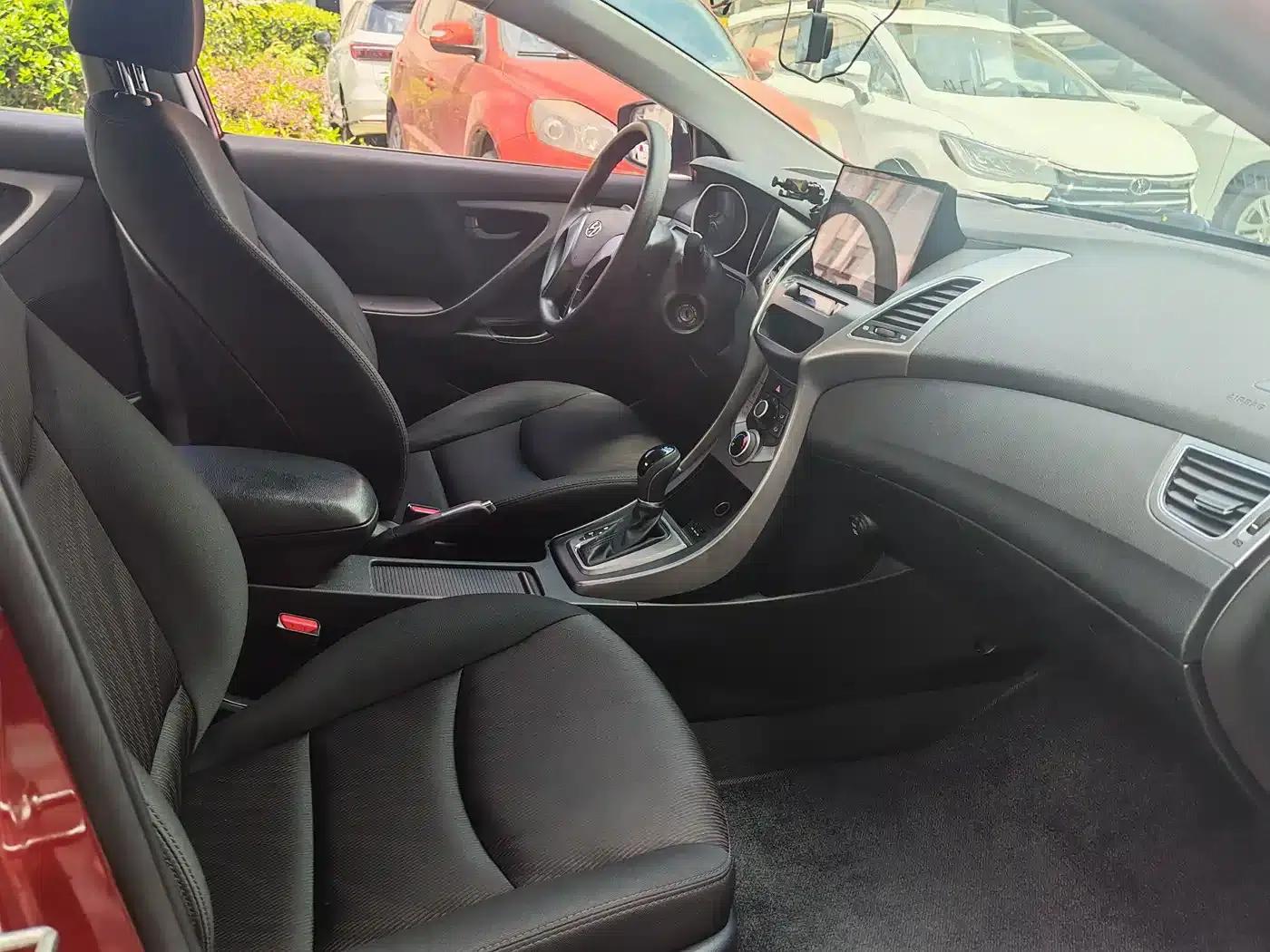 Hyundai Elantra 2015 1.6L Automatic Fashion Edition — миниатюра 18
