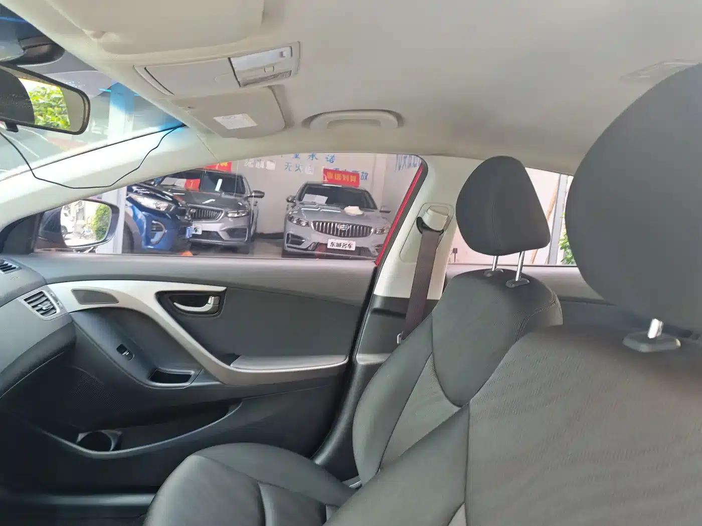Hyundai Elantra 2015 1.6L Automatic Fashion Edition — миниатюра 19