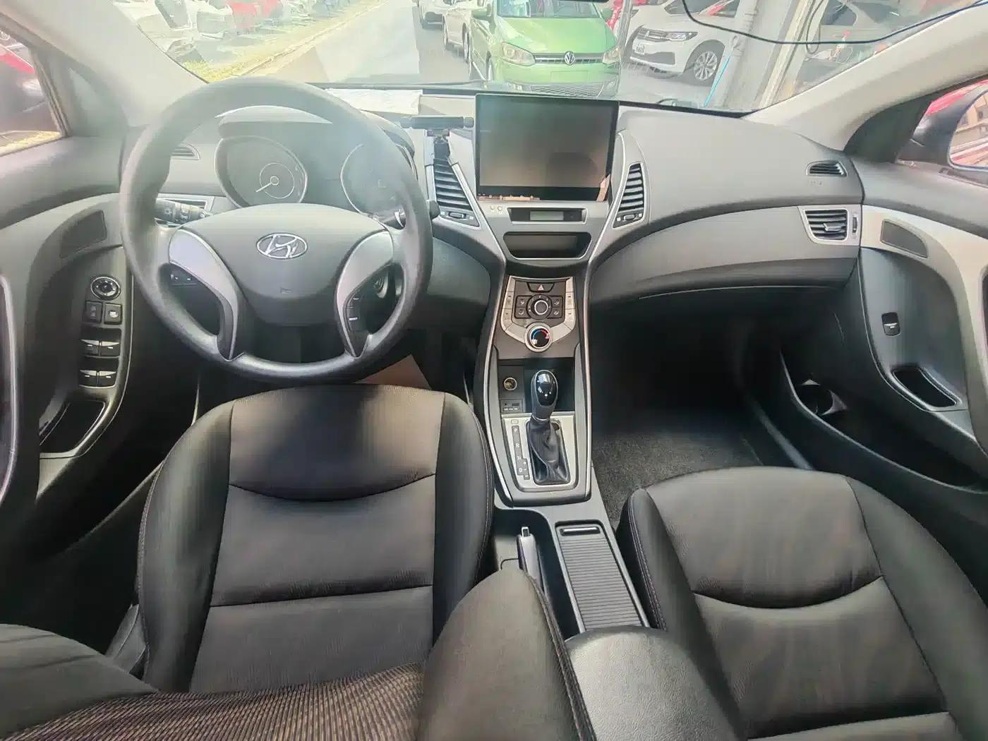 Hyundai Elantra 2015 1.6L Automatic Fashion Edition — миниатюра 5