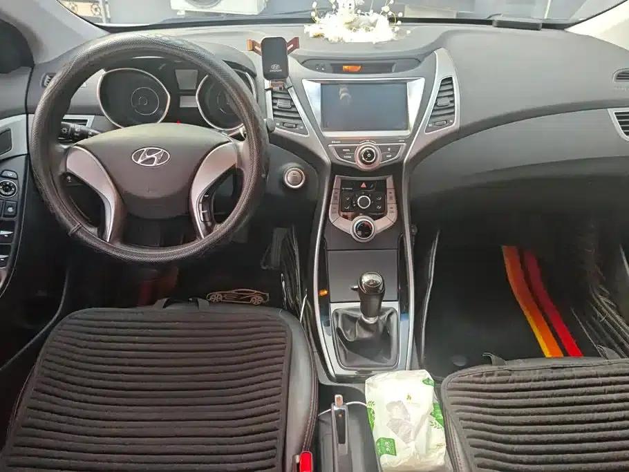 Hyundai Elantra 2016 1.6L Manual Premium Edition — миниатюра 12