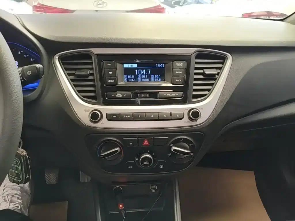 2020 Hyundai Verna 1.4L Manual GLS Cool Edition — миниатюра 13
