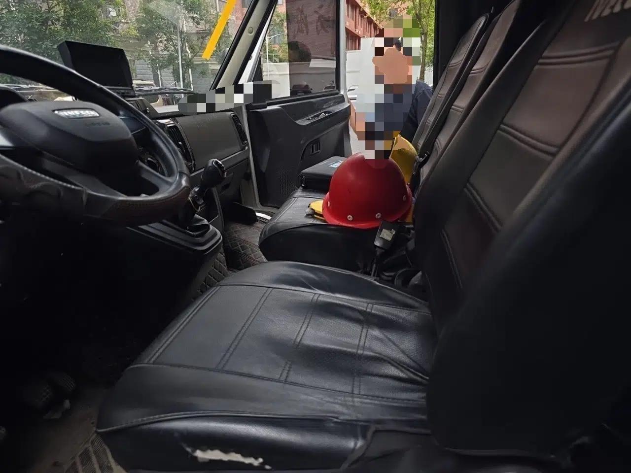 Iveco Daily Manual 6-seat 2.5T diesel — миниатюра 15