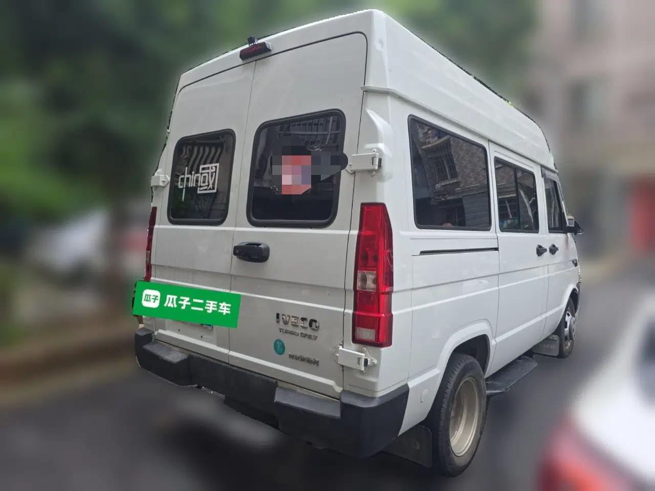 Iveco Daily Manual 6-seat 2.5T diesel — миниатюра 6