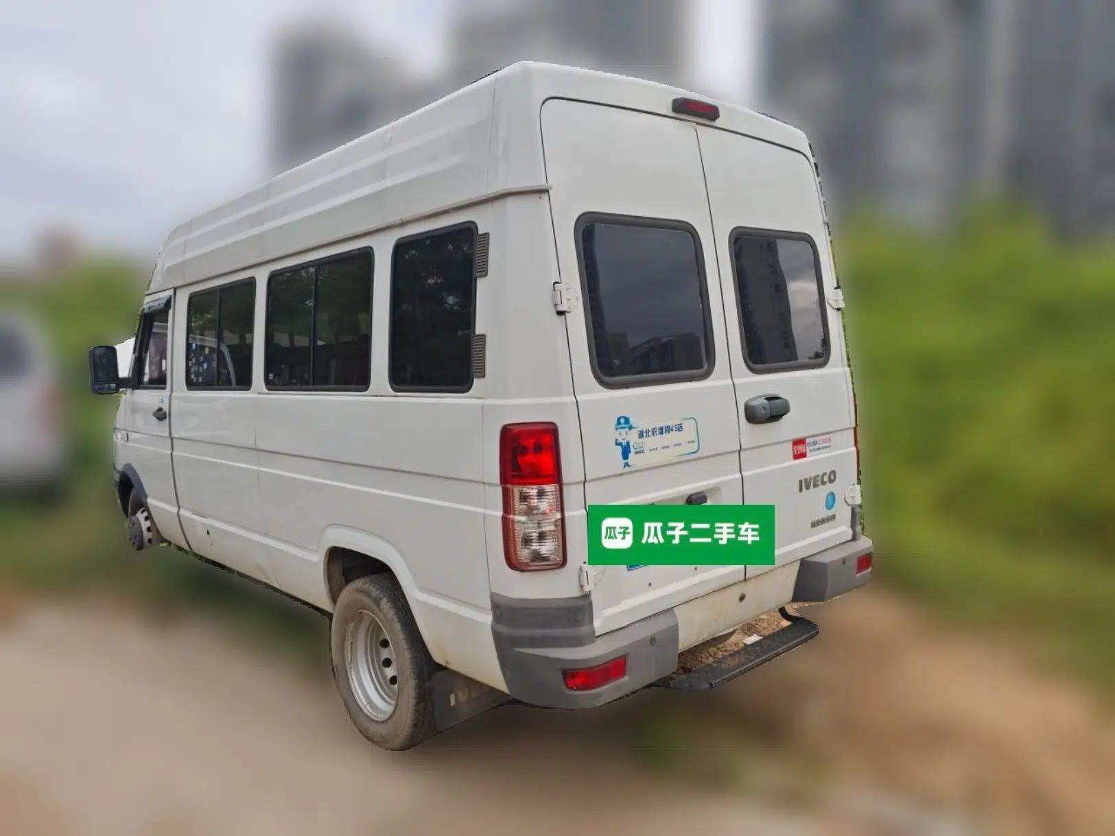 Iveco Daily 2022 2.5T A37 M1 Passenger Van 5-9 Seats Long Wheelbase Mid-Roof Design Dual Tires Side Sliding Doors — миниатюра 4