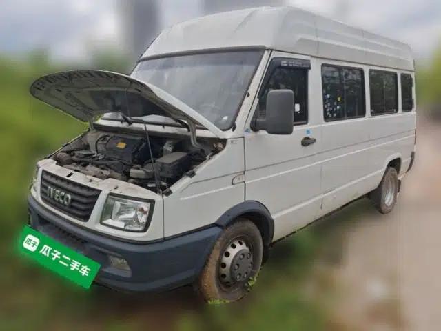 Iveco Daily 2022 2.5T A37 M1 Passenger Van 5-9 Seats Long Wheelbase Mid-Roof Design Dual Tires Side Sliding Doors