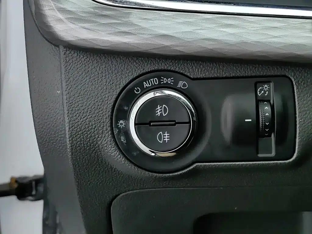 2017 Chevrolet Malibu 1.5T Automatic Luxury Edition — миниатюра 21