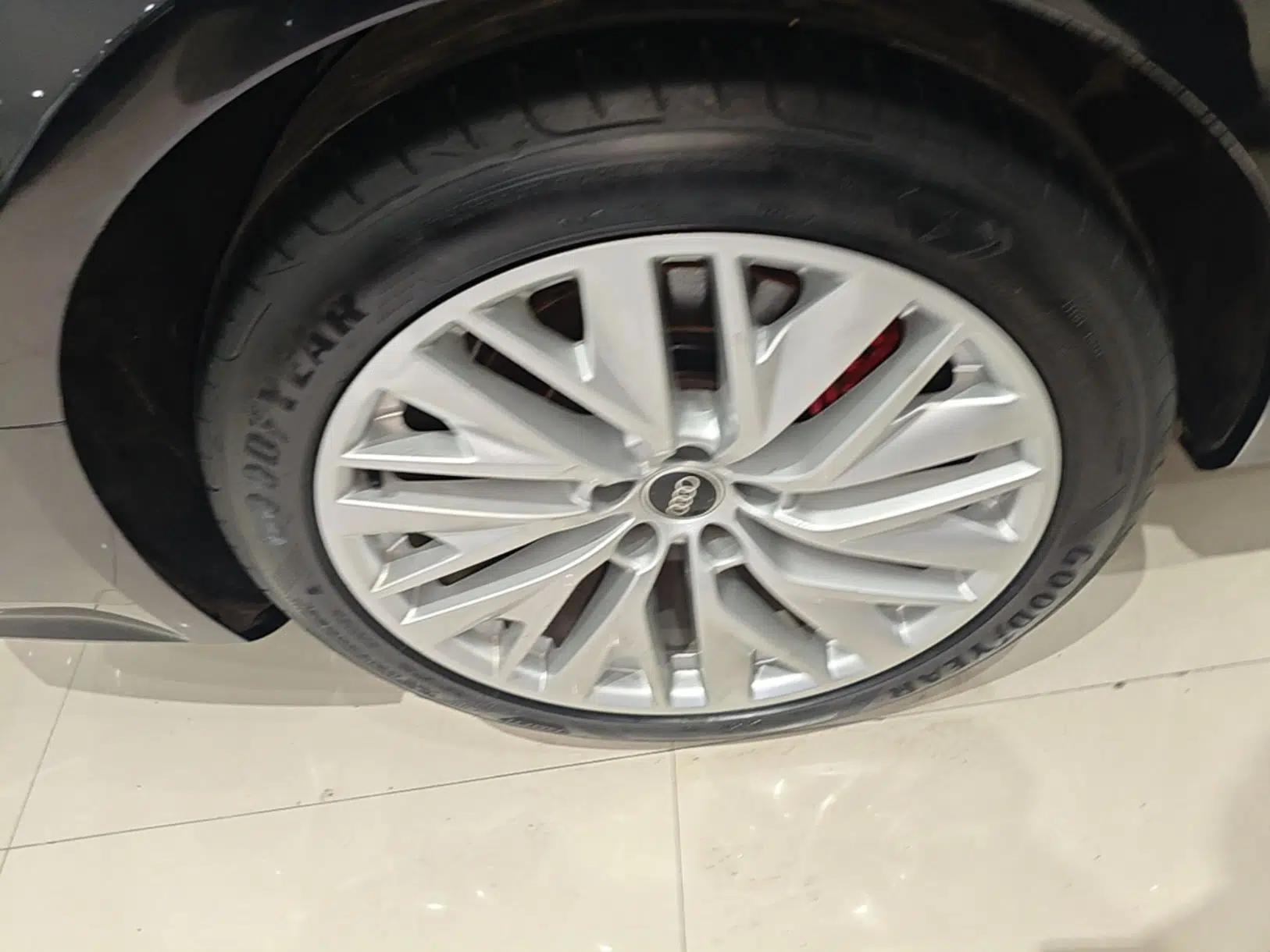Audi A7L 2024 45TFSI S-line Dream-Building Edition Flow Crystal Package — миниатюра 11