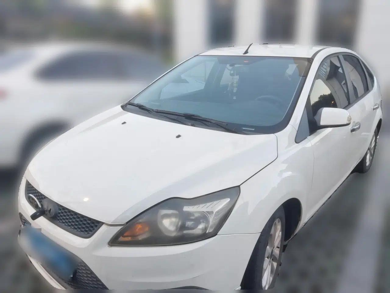 Ford Focus 2013 Hatchback Classic 1.8L Manual Base Model — миниатюра 1