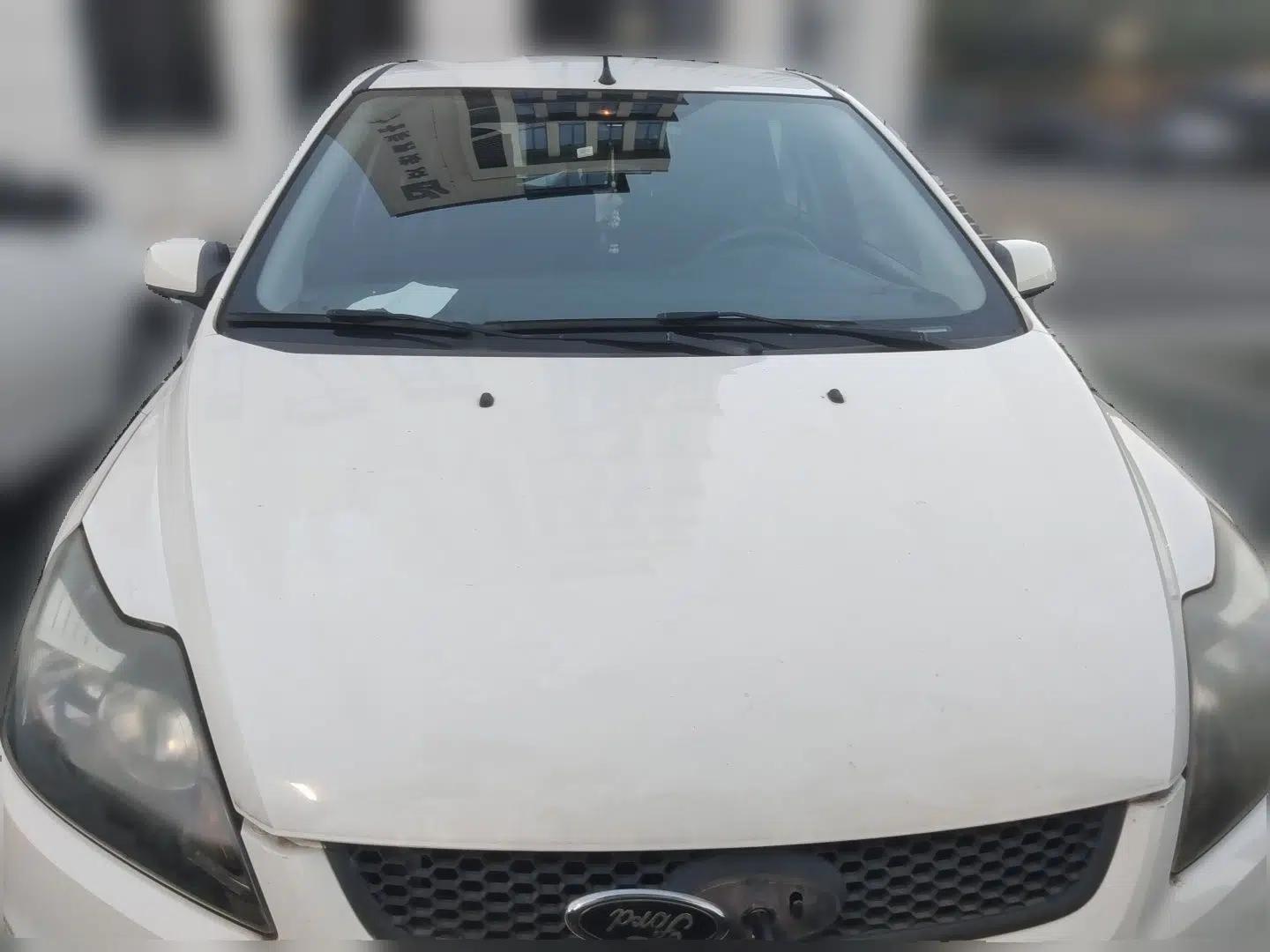 Ford Focus 2013 Hatchback Classic 1.8L Manual Base Model — миниатюра 2