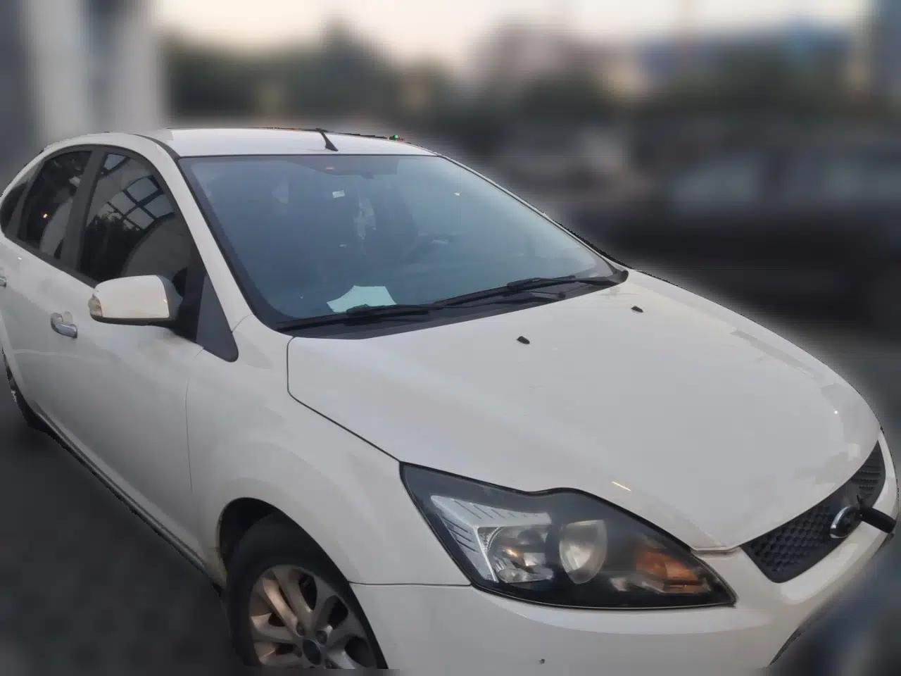 Ford Focus 2013 Hatchback Classic 1.8L Manual Base Model — миниатюра 3