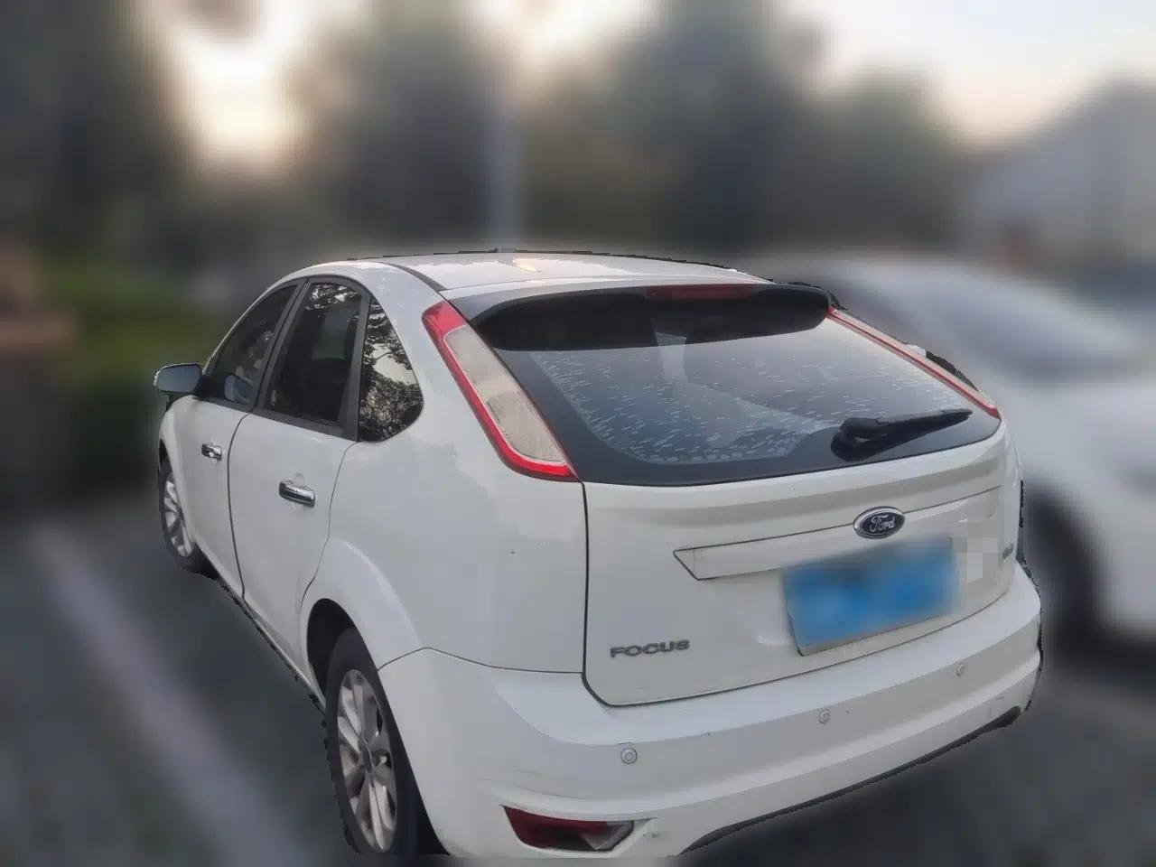 Ford Focus 2013 Hatchback Classic 1.8L Manual Base Model — миниатюра 4
