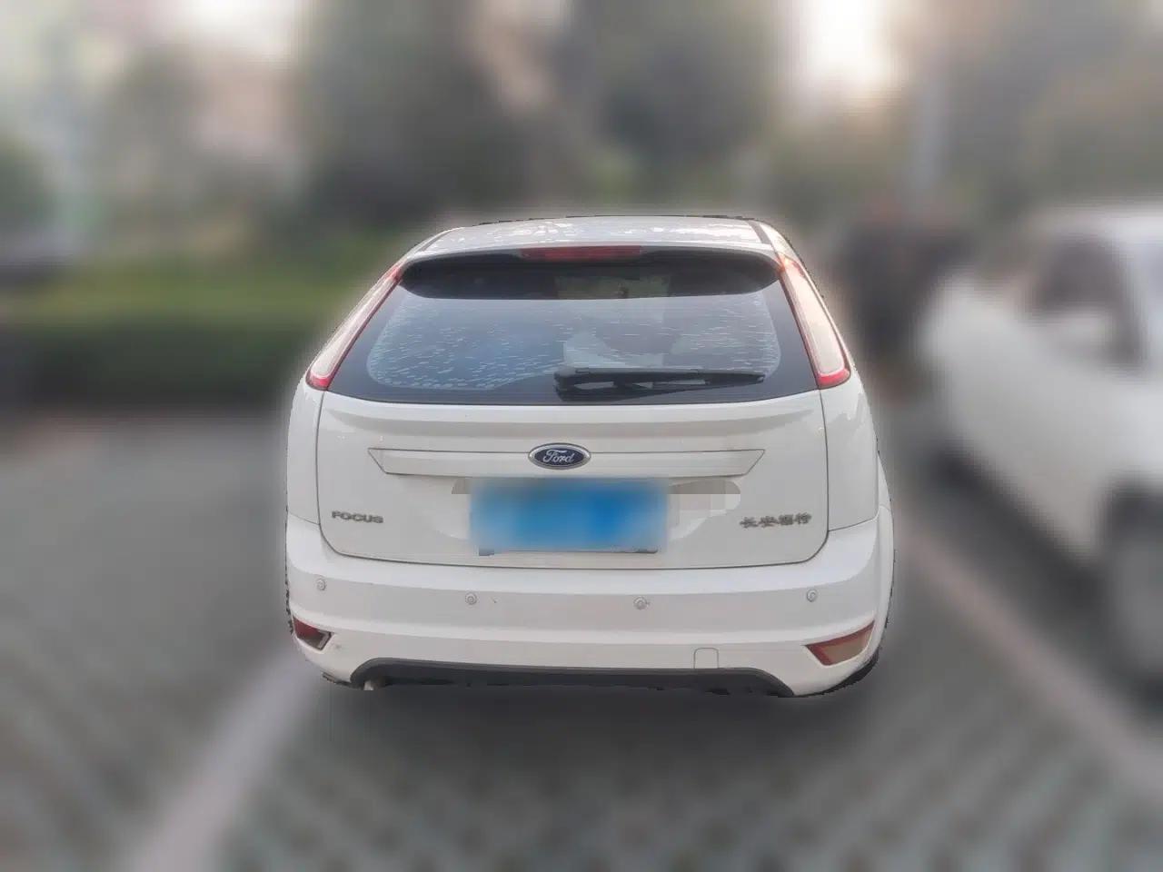 Ford Focus 2013 Hatchback Classic 1.8L Manual Base Model — миниатюра 5