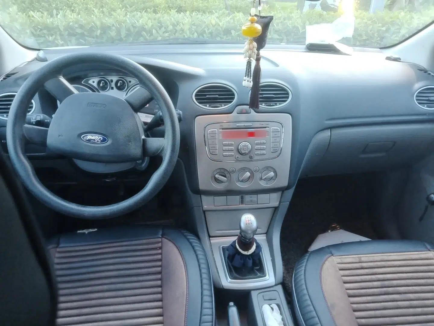 Ford Focus 2013 Hatchback Classic 1.8L Manual Base Model — миниатюра 9