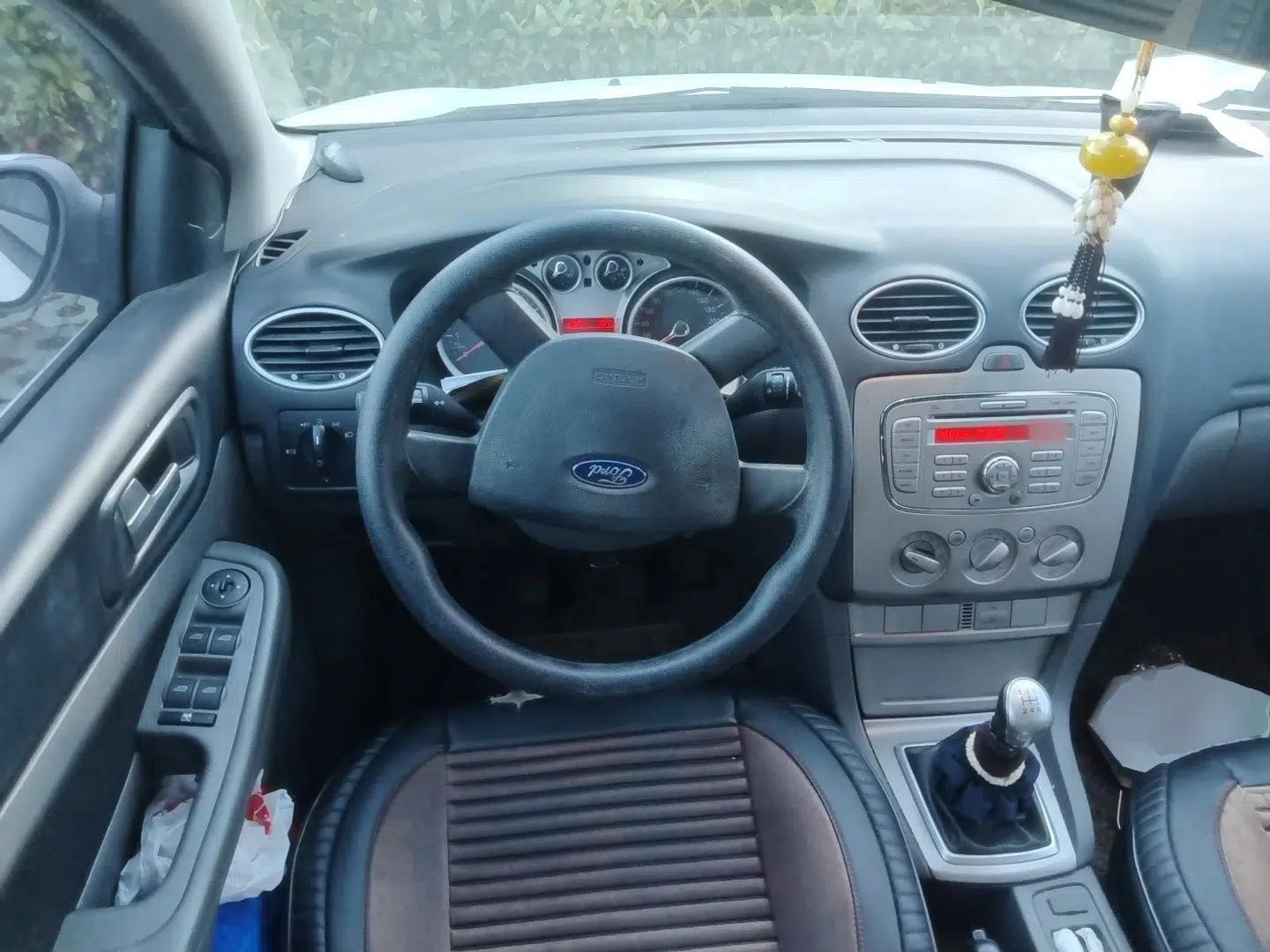 Ford Focus 2013 Hatchback Classic 1.8L Manual Base Model — миниатюра 10