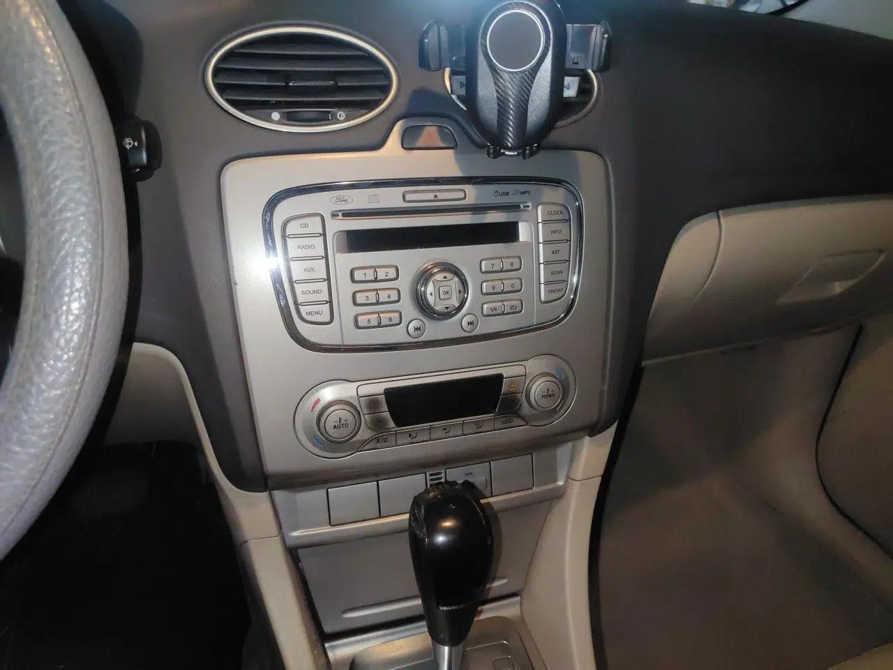 Ford Focus 2013 Sedan Classic 1.8L Automatic Fashion Edition — миниатюра 13