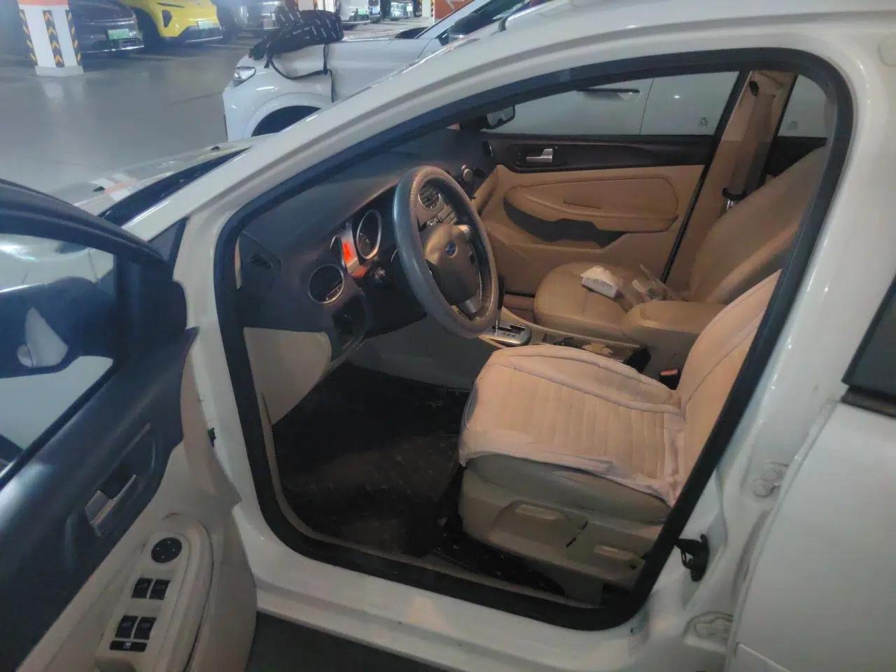 Ford Focus 2013 Sedan Classic 1.8L Automatic Fashion Edition — миниатюра 16