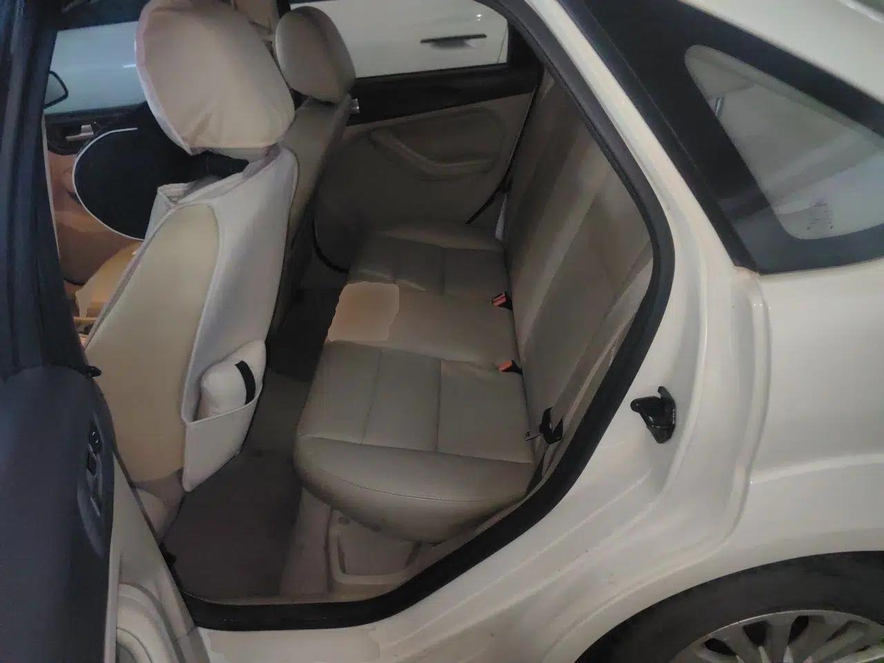 Ford Focus 2013 Sedan Classic 1.8L Automatic Fashion Edition — миниатюра 17
