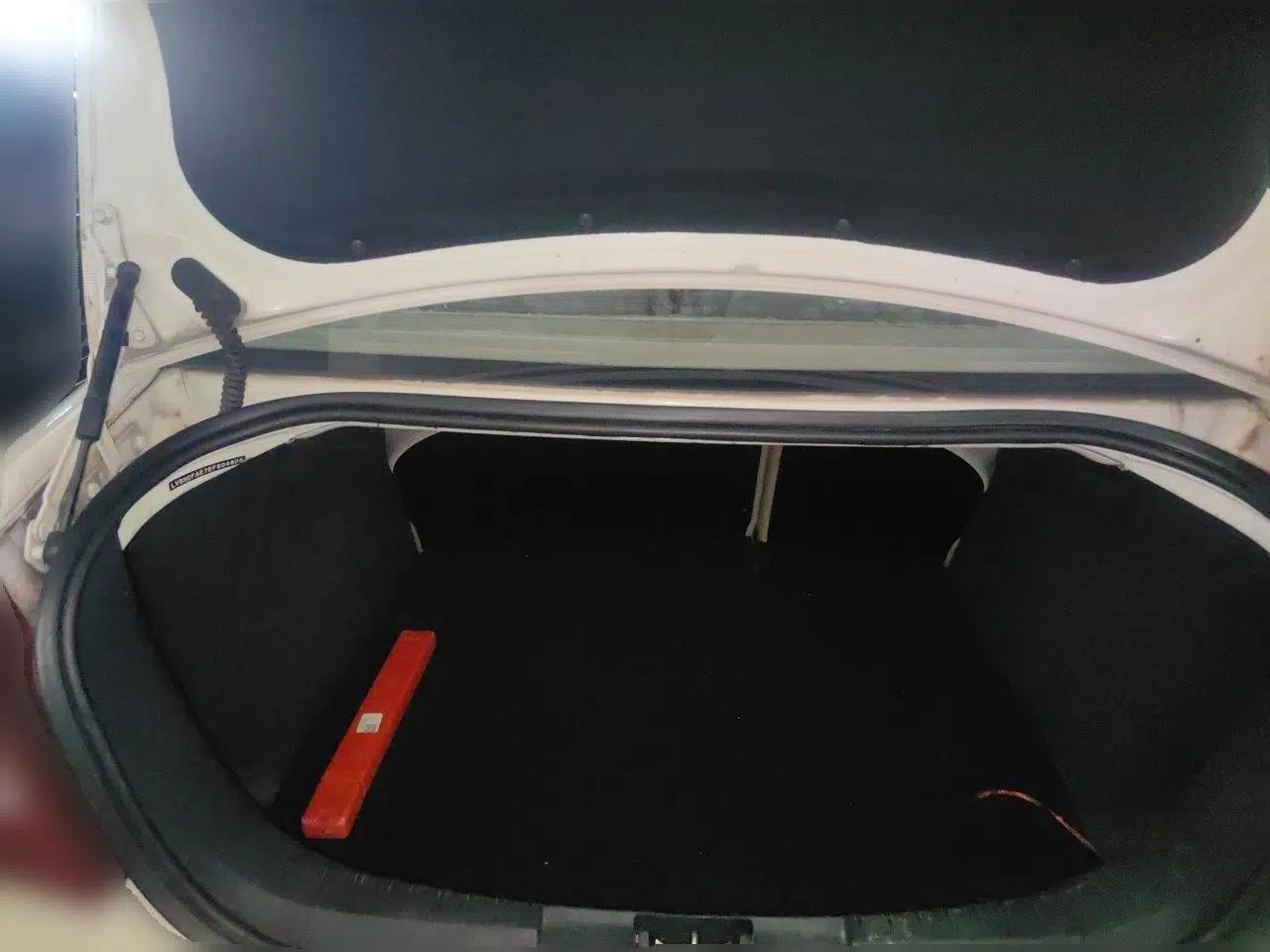 Ford Focus 2013 Sedan Classic 1.8L Automatic Fashion Edition — миниатюра 19