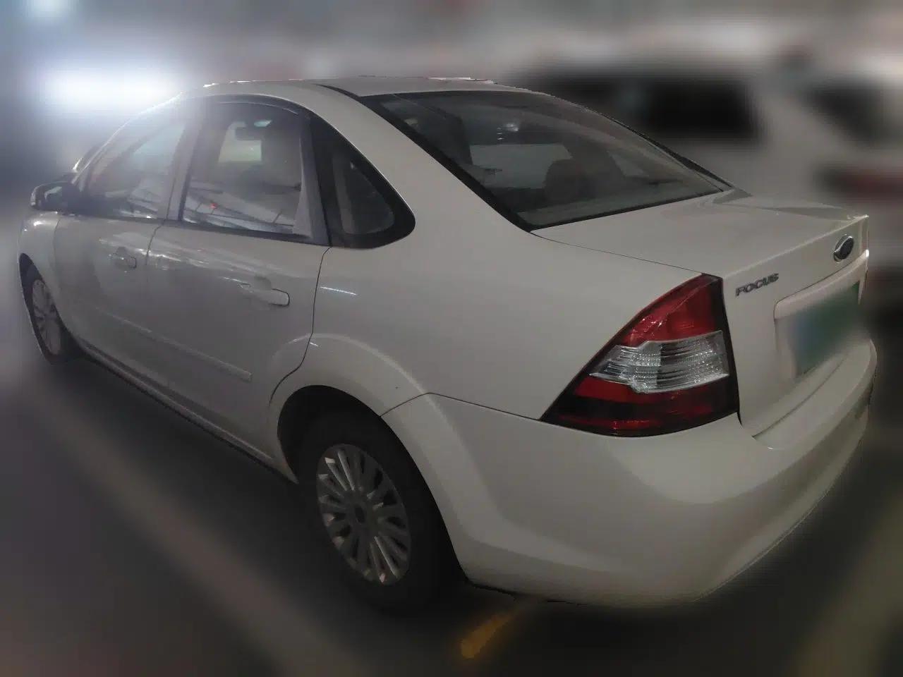 Ford Focus 2013 Sedan Classic 1.8L Automatic Fashion Edition — миниатюра 4