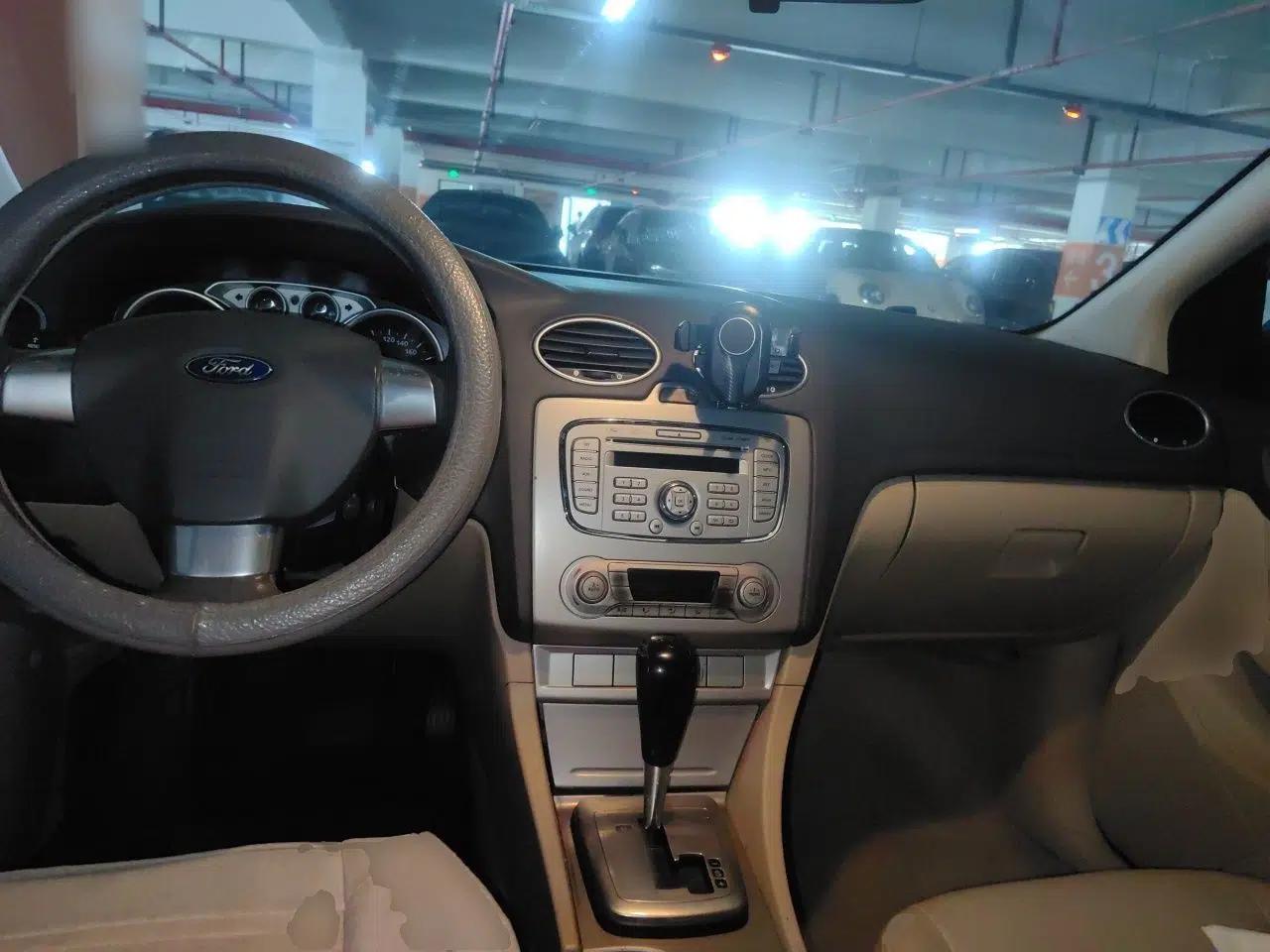 Ford Focus 2013 Sedan Classic 1.8L Automatic Fashion Edition — миниатюра 9