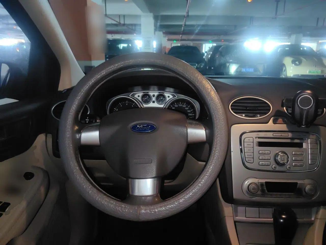 Ford Focus 2013 Sedan Classic 1.8L Automatic Fashion Edition — миниатюра 10