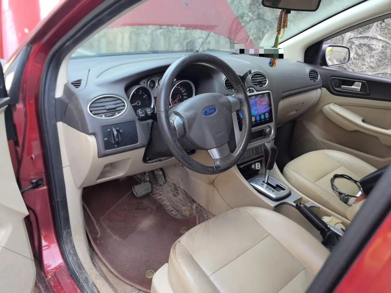 Ford Focus 2013 Hatchback Classic 1.8L Automatic Fashion Edition — миниатюра 10