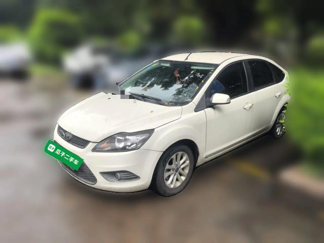 Ford Focus 2013 Hatchback Classic 1.8L Automatic Base Model — миниатюра 1