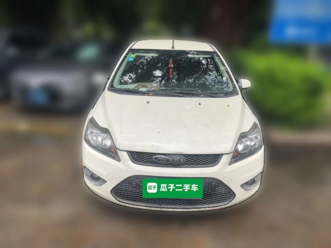 Ford Focus 2013 Hatchback Classic 1.8L Automatic Base Model — миниатюра 2