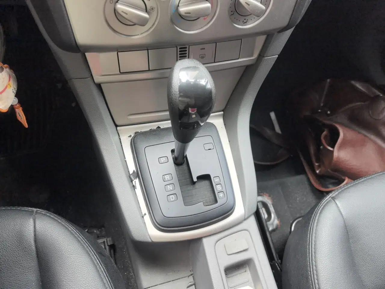 Ford Focus 2013 Hatchback Classic 1.8L Automatic Base Model — миниатюра 11
