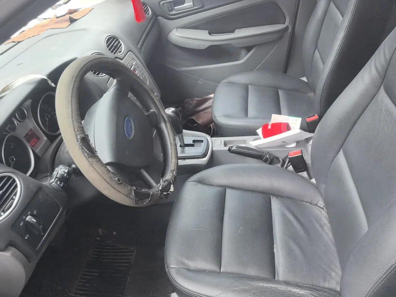 Ford Focus 2013 Hatchback Classic 1.8L Automatic Base Model — миниатюра 12