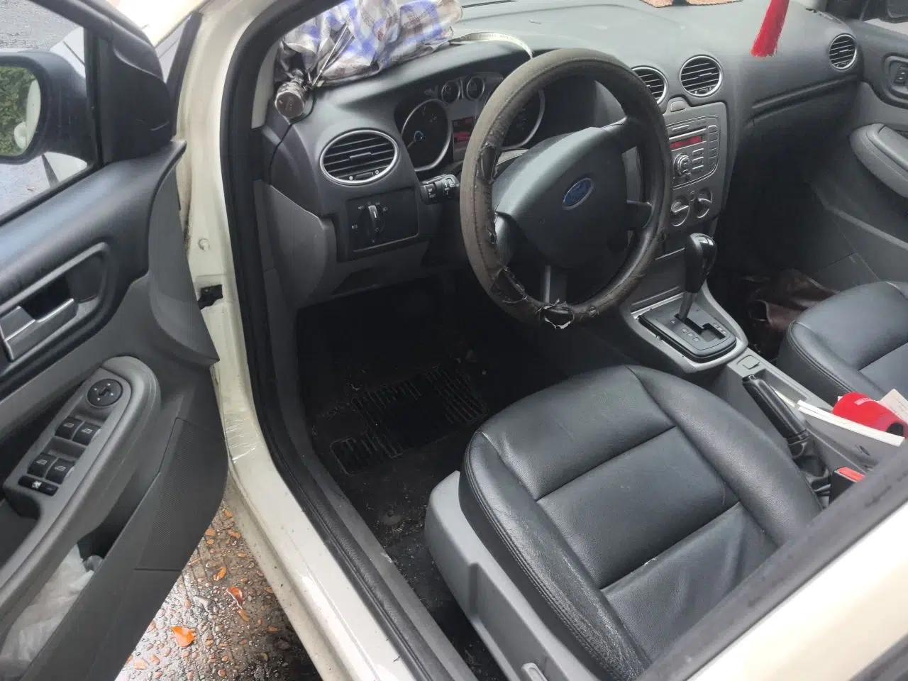 Ford Focus 2013 Hatchback Classic 1.8L Automatic Base Model — миниатюра 13