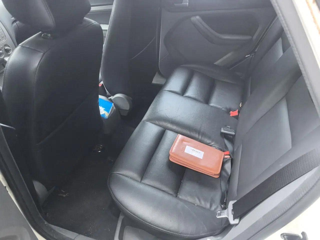 Ford Focus 2013 Hatchback Classic 1.8L Automatic Base Model — миниатюра 14