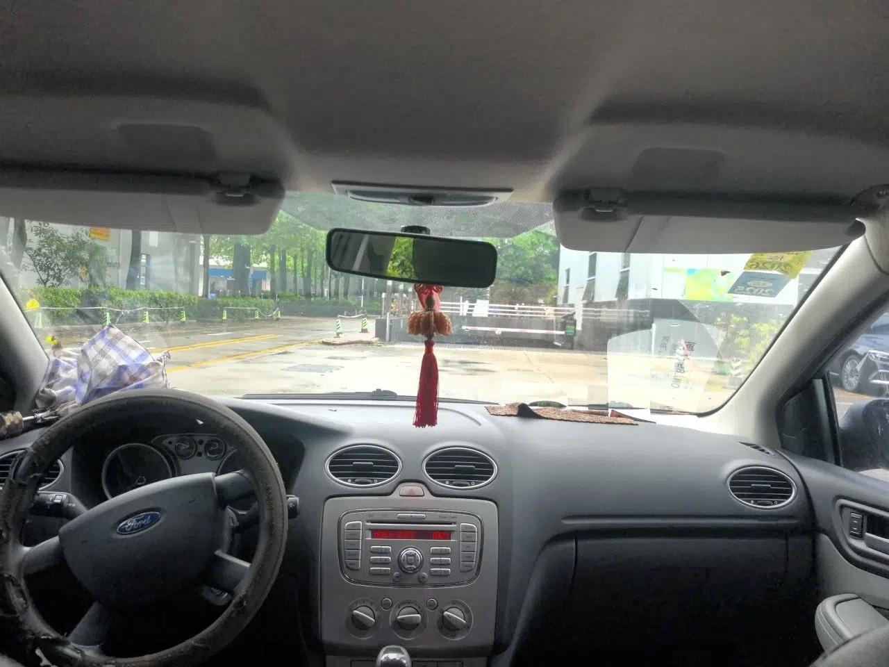 Ford Focus 2013 Hatchback Classic 1.8L Automatic Base Model — миниатюра 15