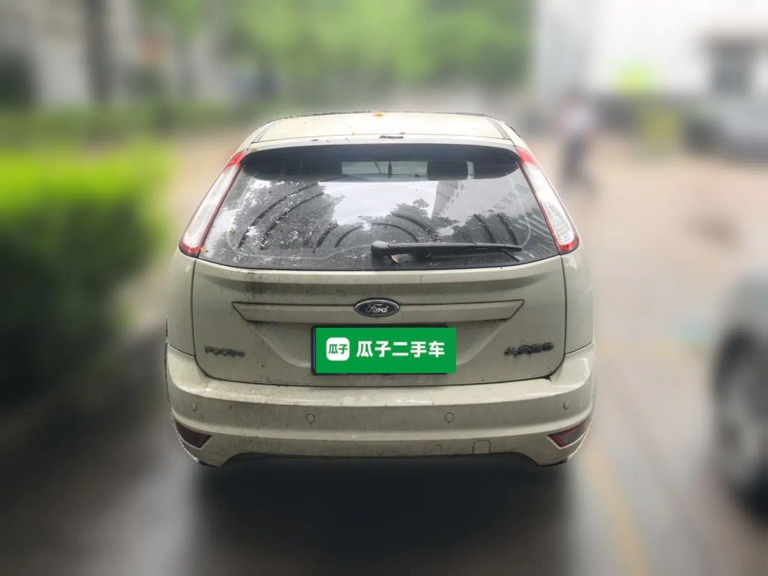 Ford Focus 2013 Hatchback Classic 1.8L Automatic Base Model — миниатюра 3