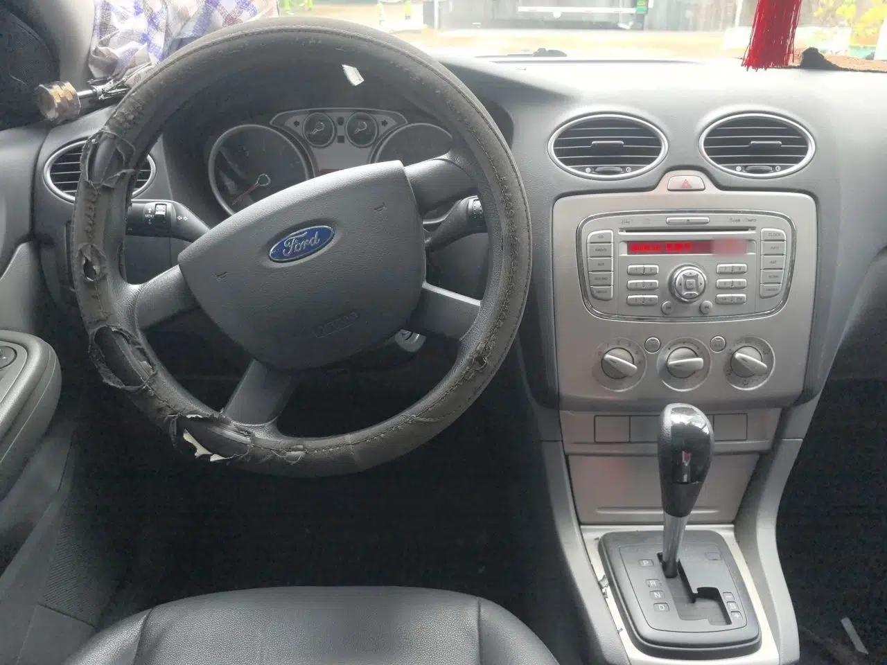Ford Focus 2013 Hatchback Classic 1.8L Automatic Base Model — миниатюра 6