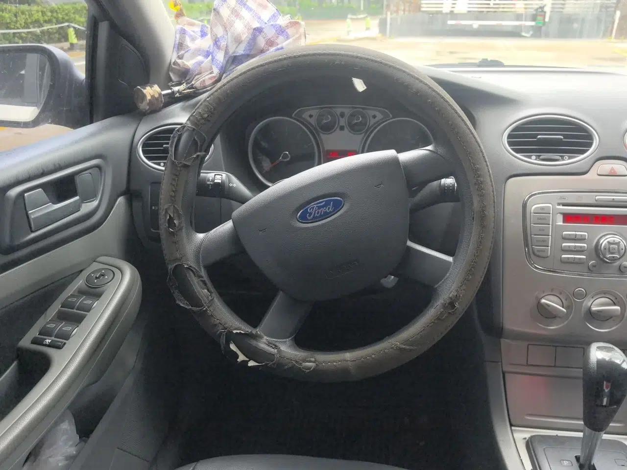 Ford Focus 2013 Hatchback Classic 1.8L Automatic Base Model — миниатюра 7