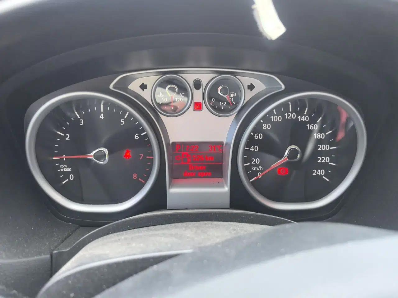 Ford Focus 2013 Hatchback Classic 1.8L Automatic Base Model — миниатюра 8