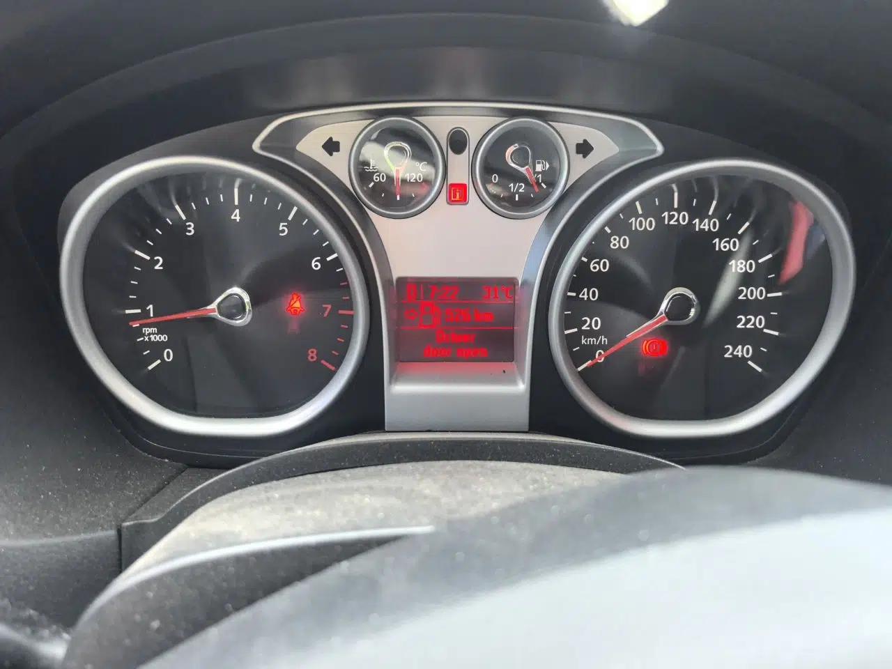 Ford Focus 2013 Hatchback Classic 1.8L Automatic Base Model — миниатюра 9