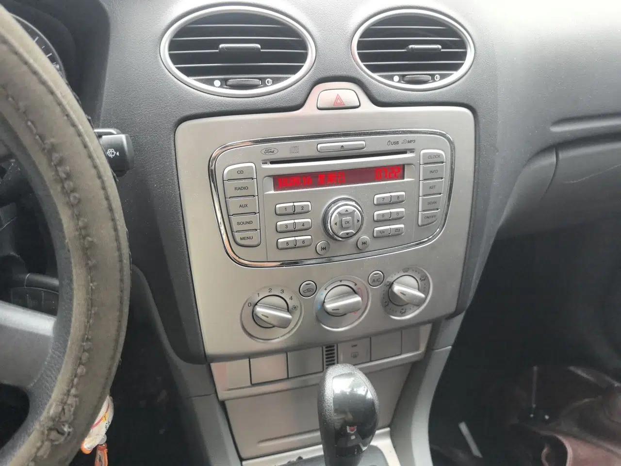 Ford Focus 2013 Hatchback Classic 1.8L Automatic Base Model — миниатюра 10