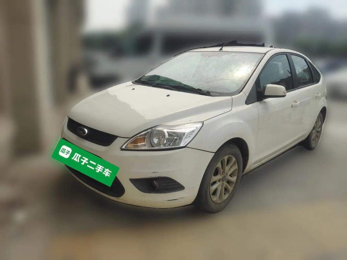 Ford Focus 2013 Hatchback Classic 1.8L Manual Base Model — миниатюра 1