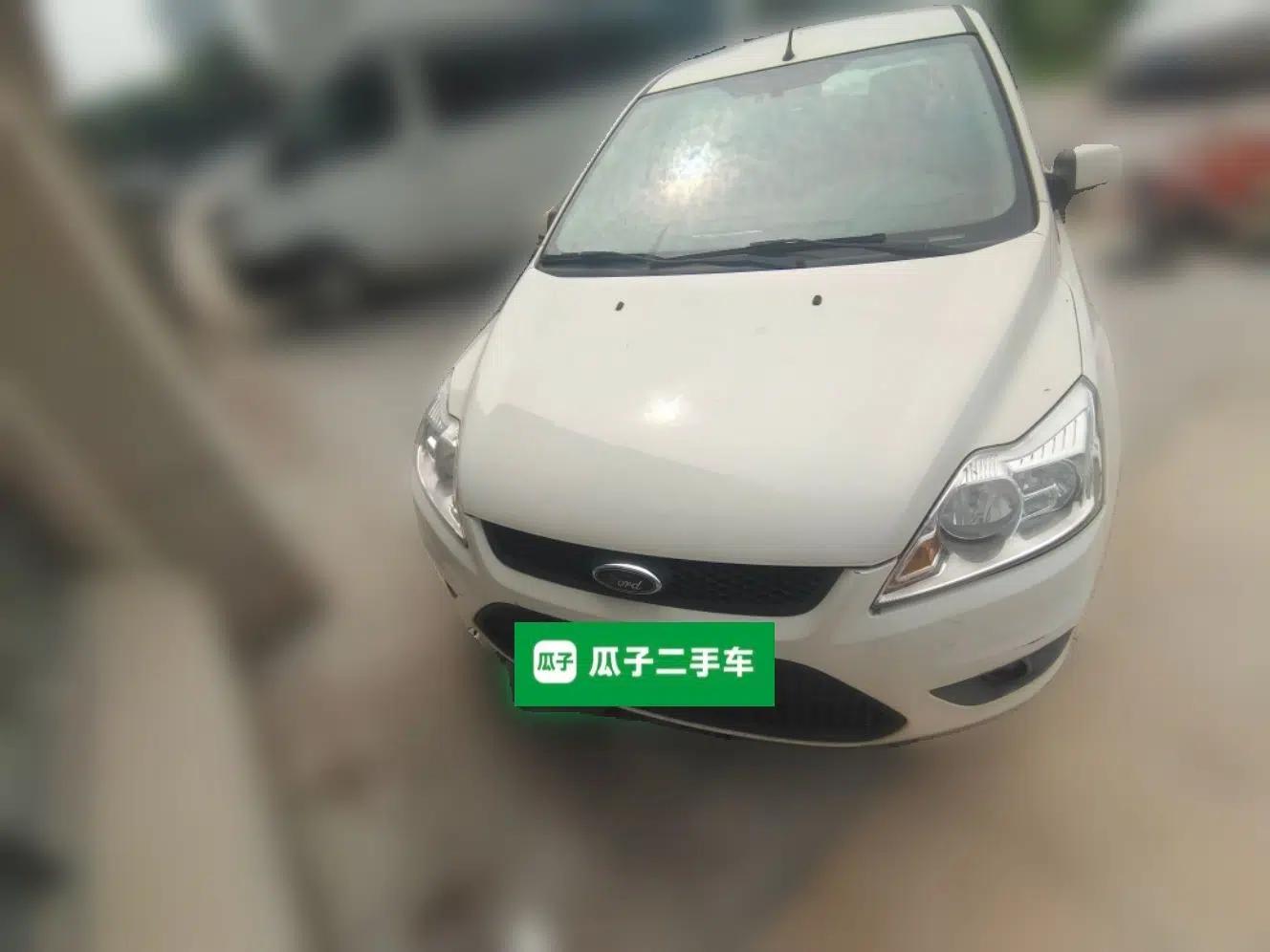 Ford Focus 2013 Hatchback Classic 1.8L Manual Base Model — миниатюра 2