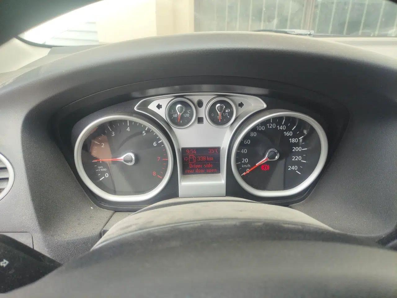 Ford Focus 2013 Hatchback Classic 1.8L Manual Base Model — миниатюра 11