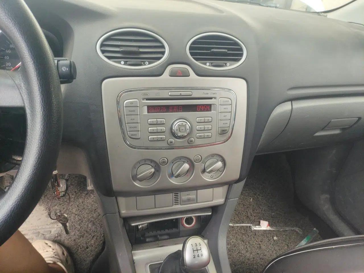 Ford Focus 2013 Hatchback Classic 1.8L Manual Base Model — миниатюра 13