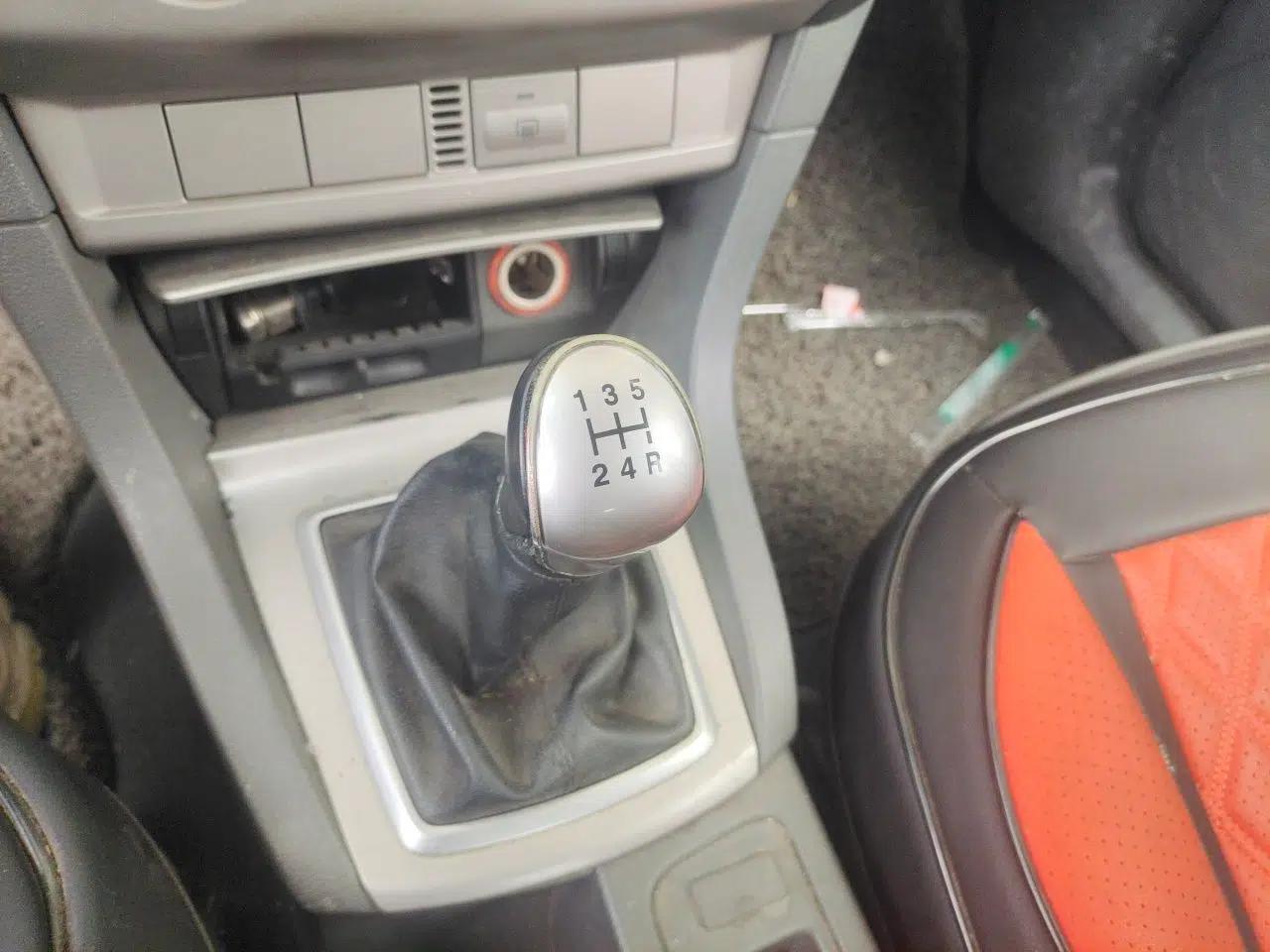 Ford Focus 2013 Hatchback Classic 1.8L Manual Base Model — миниатюра 14