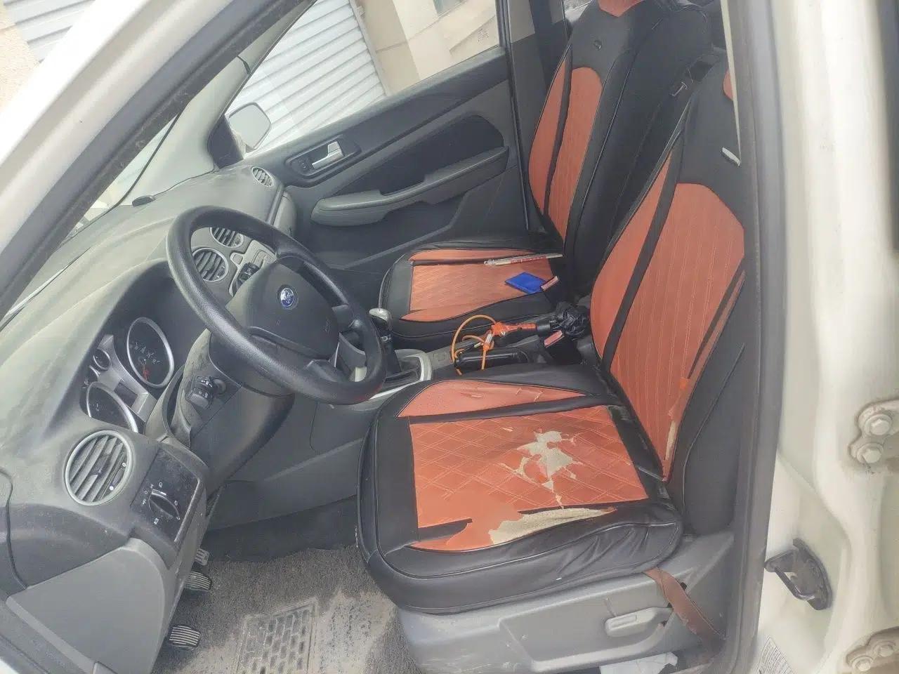 Ford Focus 2013 Hatchback Classic 1.8L Manual Base Model — миниатюра 15