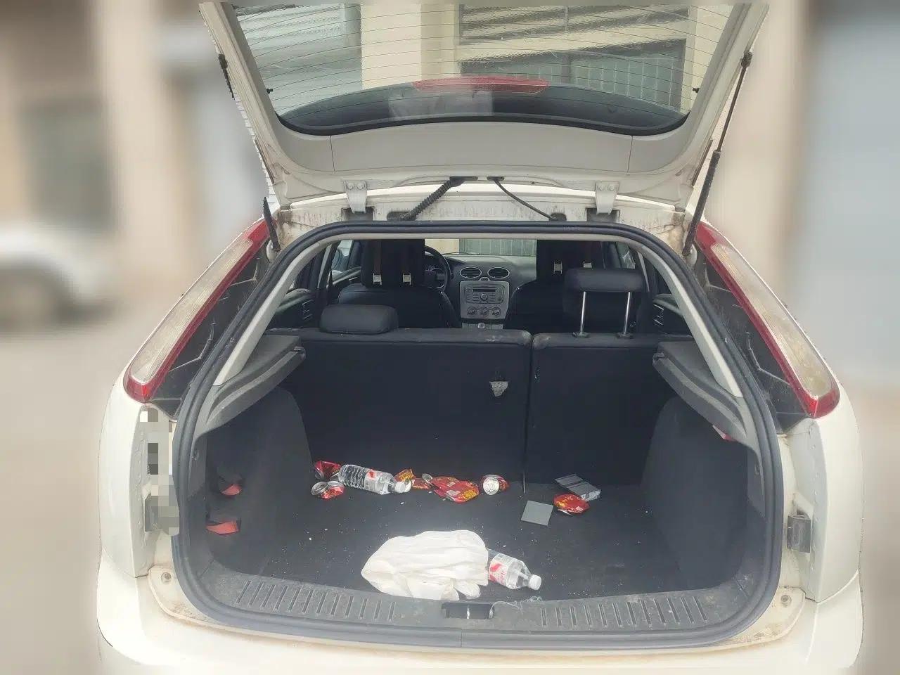Ford Focus 2013 Hatchback Classic 1.8L Manual Base Model — миниатюра 19