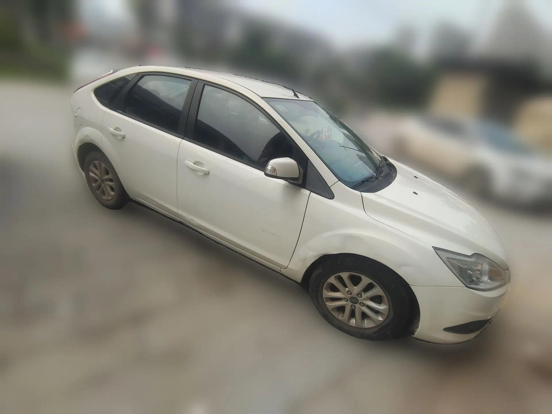 Ford Focus 2013 Hatchback Classic 1.8L Manual Base Model — миниатюра 3