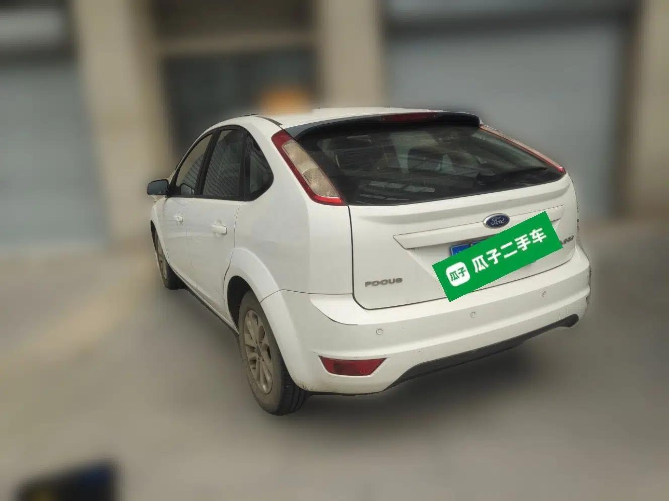 Ford Focus 2013 Hatchback Classic 1.8L Manual Base Model — миниатюра 4