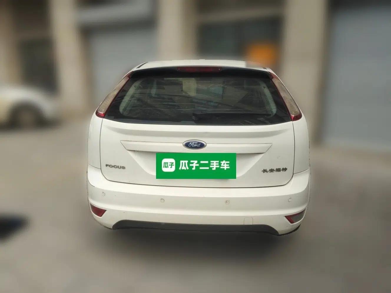 Ford Focus 2013 Hatchback Classic 1.8L Manual Base Model — миниатюра 5