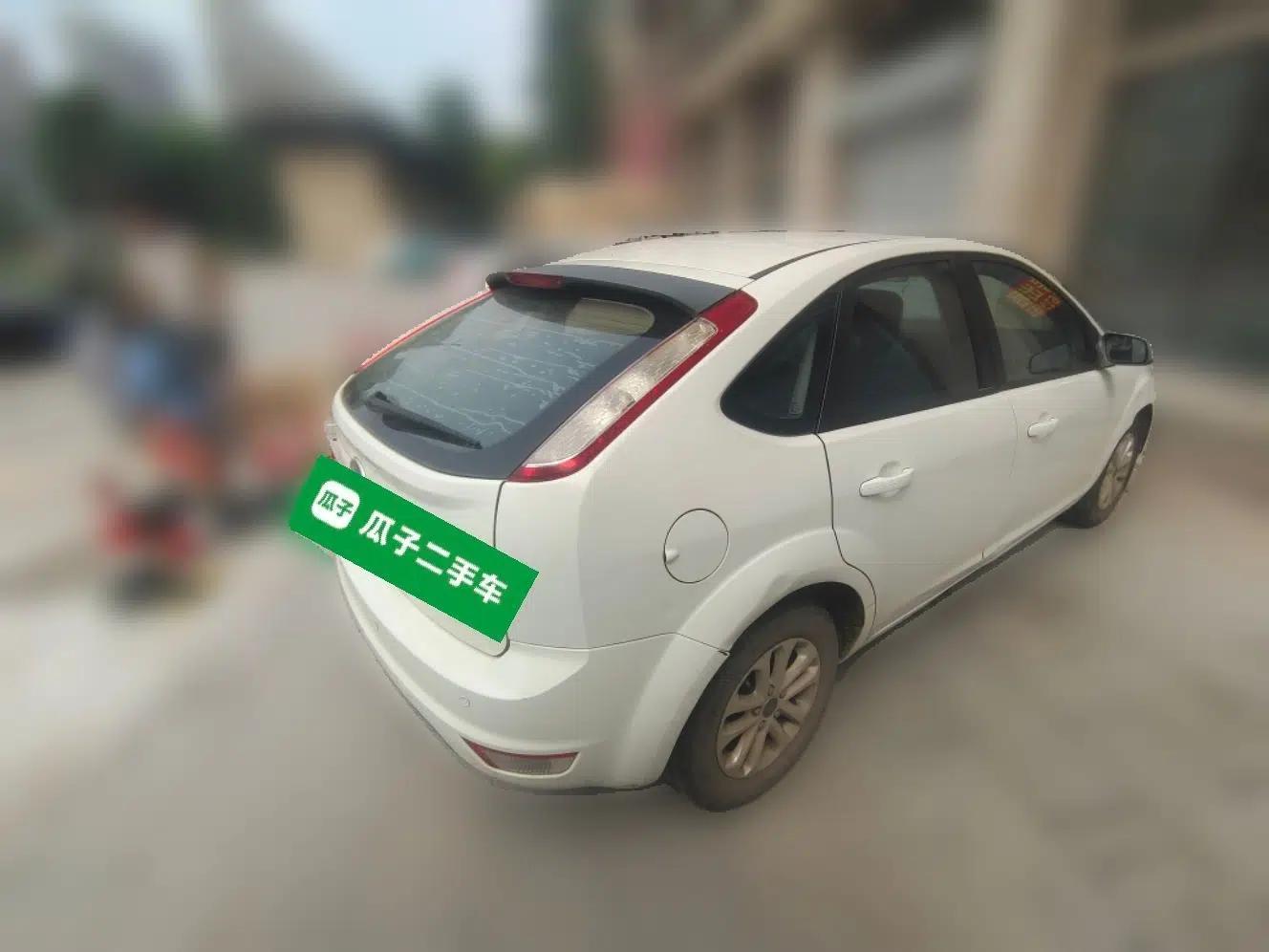 Ford Focus 2013 Hatchback Classic 1.8L Manual Base Model — миниатюра 6